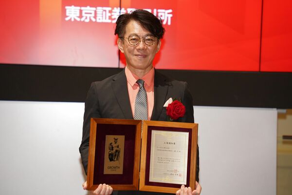 上場通知書を手にするエアロエッジの森西社長＝４日午前、東京都内