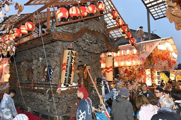 彫刻屋台や花屋台が勢ぞろいした「今市屋台まつり」