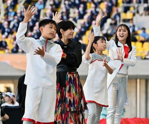 国体開会式で進行役を務めた稲見さん（左）と鈴木さん（右から２人目）＝今月１日、宇都宮市のカンセキスタジアムとちぎ