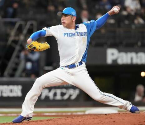 西武とのオープン戦で、6回から登板した日本ハム・加藤貴。4回無失点で先発枠入りをアピール=エスコンフィールド