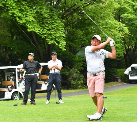予選通過を目指して熱戦を展開する出場者＝西那須野ＣＣ