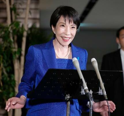 衆院解散などについて、記者団の取材に応じる高市首相=23日午後5時51分、首相官邸