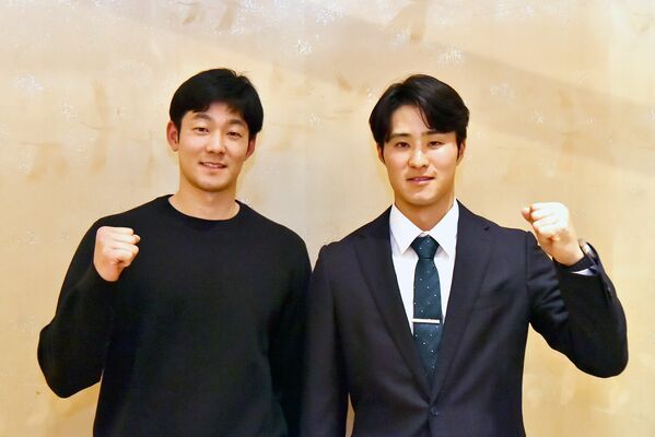 新たなシーズンへ意気込みを語った石井一成選手（左）と石井巧選手＝那珂川町