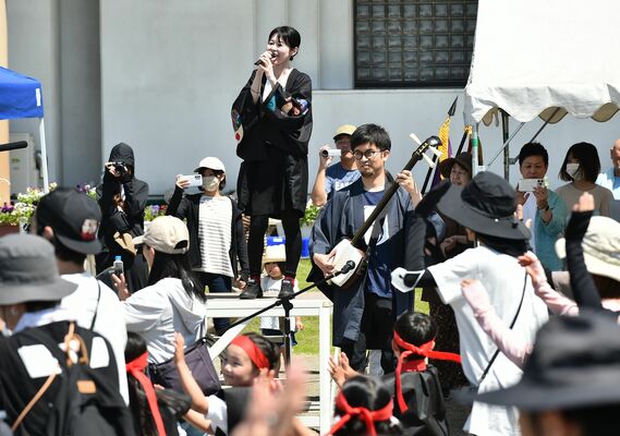 国府南小の運動会で「野州鬼おろし唄」などを披露した青柳さん（左）と山口さん