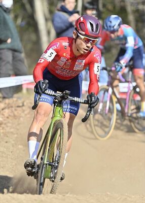 急坂を下る宇都宮ブリッツェンの小坂