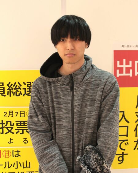 仕事帰りに投票所に寄った田村覧さん