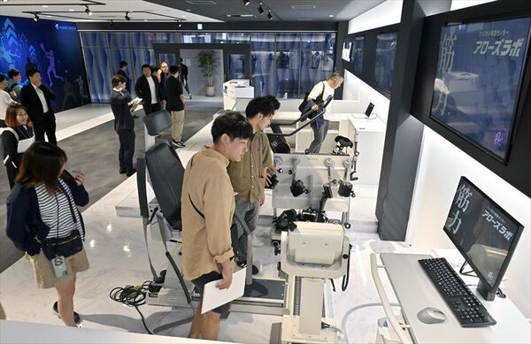 内覧会で体力などを解析する最新設備に見入る人たち＝栃木市沼和田町、河野光吉撮影