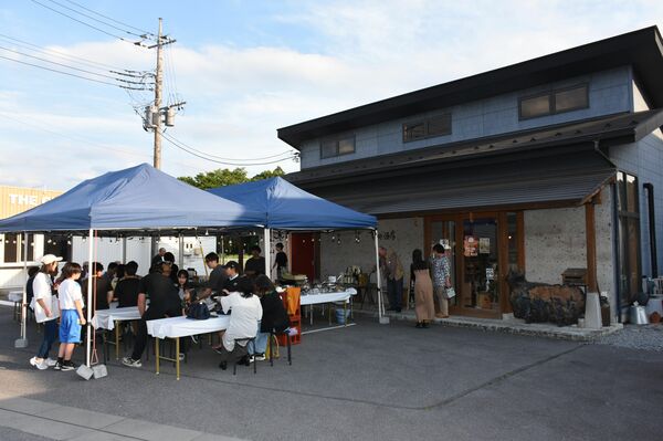 菊地酒店前の駐車場で開かれた「大谷で美味しいお酒と料理を楽しむ会」＝６月６日、宇都宮市