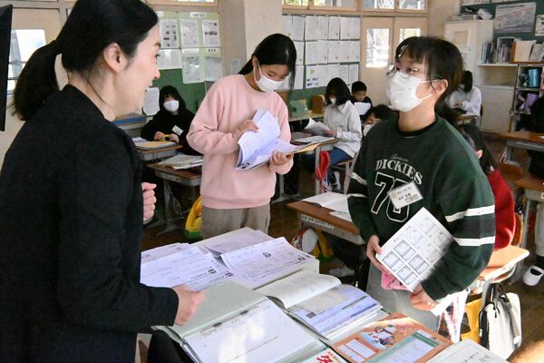 冬休みの課題を提出する児童ら＝８日午前、大田原市黒羽田町