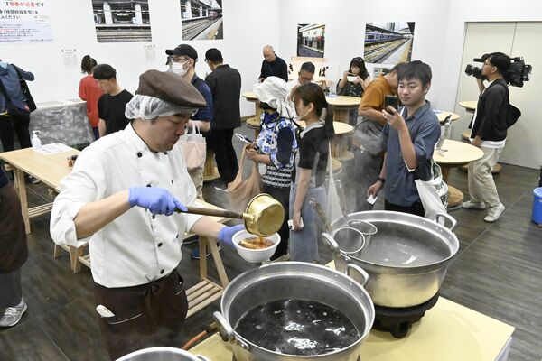 期間限定で「復活」したきそばを求める人たちでにぎわう店内=16日午後、JR小山駅