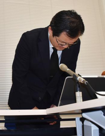 　ふるさと納税制度の対象から除外され、謝罪する熊本県山都町の坂本靖也町長＝２６日午後、山都町役場