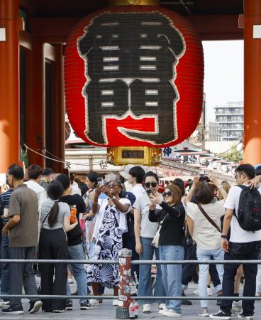 　東京・浅草の訪日客ら＝１６日午後