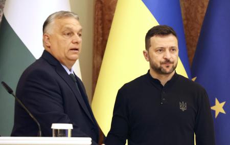 　ウクライナのゼレンスキー大統領（右）とハンガリーのオルバン首相＝２０２４年７月、ウクライナ・キーウ（共同）