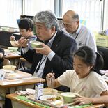 「オーガニック給食」市長とぱくり　小山市旭小で試食会　有機野菜の味わい…