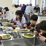 思川の野草、おいしい？　小山の市民団体が「食べる会」開催　天ぷら、草も…