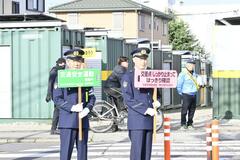 県警本部長ら宇都宮で立哨