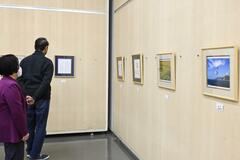 市内外作家の書や写真展示