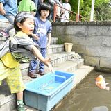 真岡の大前恵比寿神社で恒例「神使祭子供祭」　子どもの成長願って…川魚を放流