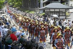 【夕刊】市民ら1200人、勇ましく練り歩く