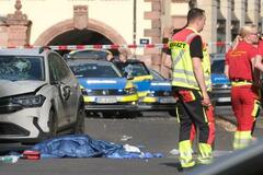 ドイツで人混みに車、２人死亡