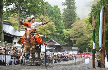 秋雨の中、人馬一体の妙技にどよめきや歓声 日光東照宮で流鏑馬神事