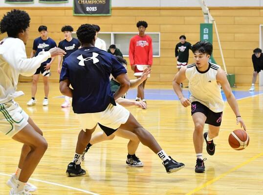 攻守で鍵を握る白鴎大男子の佐藤（右）＝白鴎大第１体育館