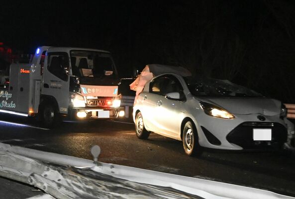 トラックや乗用車の多重事故で通行止めとなった宇都宮北道路の現場＝30日午前２時50分、宇都宮市野沢町（写真は一部加工しています）