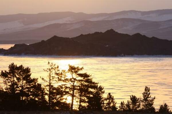 朝焼けのバイカル湖=3月、ロシア・イルクーツク州(タス=共同)