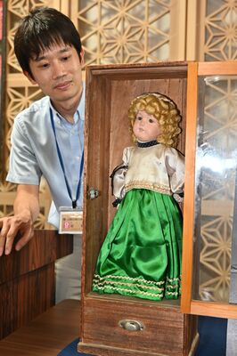 展示が決まった中央小の青い目の人形