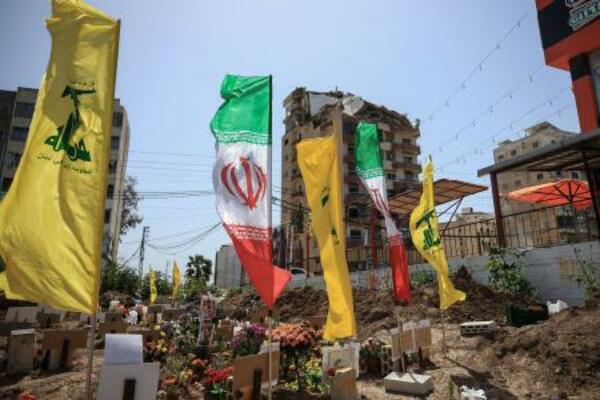 　仮設の墓地ではためくヒズボラとイランの旗＝１６日、レバノン（ロイター＝共同）