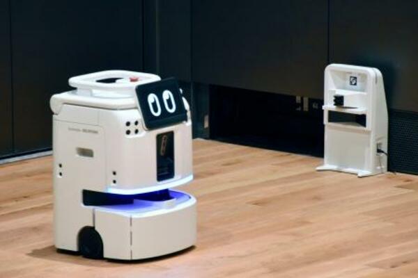 法人向け清掃ロボット「JILBY」のデモンストレーション=29日午前、東京都品川区