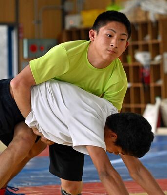 初の世界大会に挑む馬頭高の深澤。練習にも熱が入る＝同校レスリング場