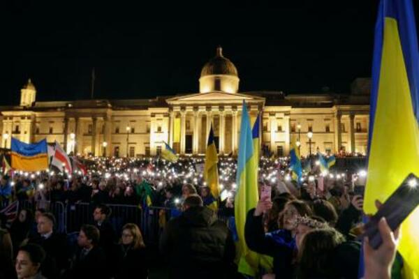 　戦争の終結を願って集会に参加するウクライナ避難民ら＝２４日、ロンドン（共同）