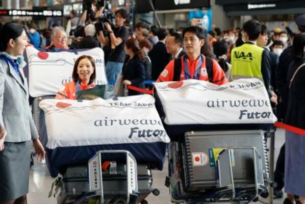 　ミラノ・コルティナ冬季五輪を終えて帰国したフィギュアスケートペアの三浦璃来（左）と木原龍一＝２４日午後、成田空港