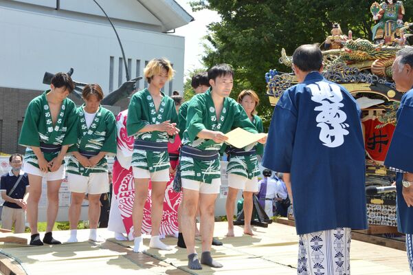 保存会から感謝状を受け取る丹羽准教授（中央）