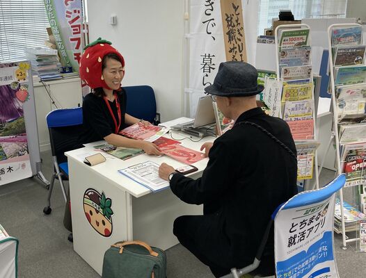 相談者（右）に真岡市を説明する檜澤移住定住コーディネーター＝30日午前、東京都千代田区