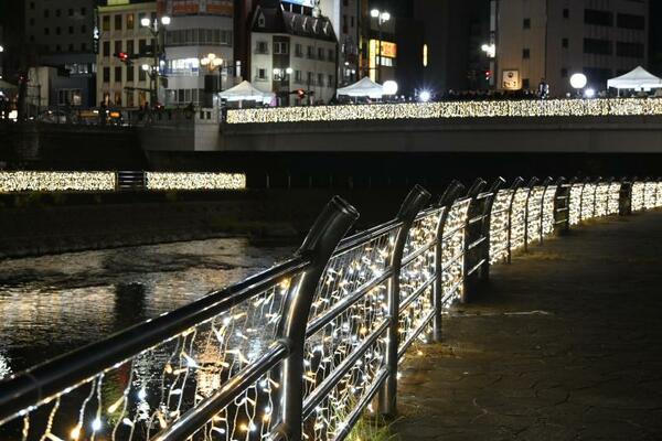 イルミネーションが輝く宮の橋と遊歩道