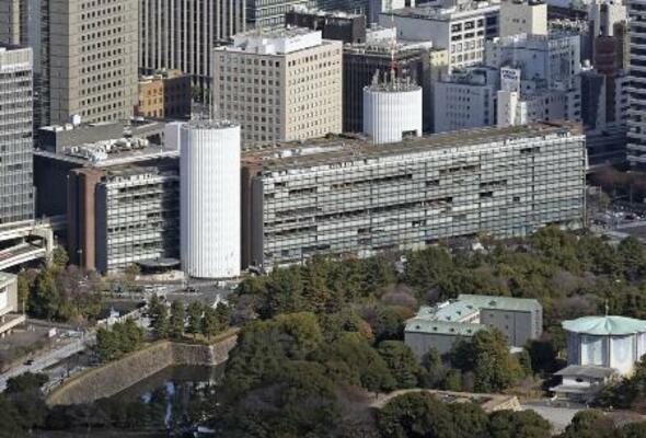 　毎日新聞東京本社などが入るパレスサイドビル＝２０２５年１２月、東京都千代田区（共同通信社ヘリから）