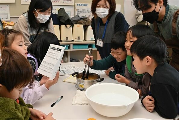 「ゆず染め」を体験する親子