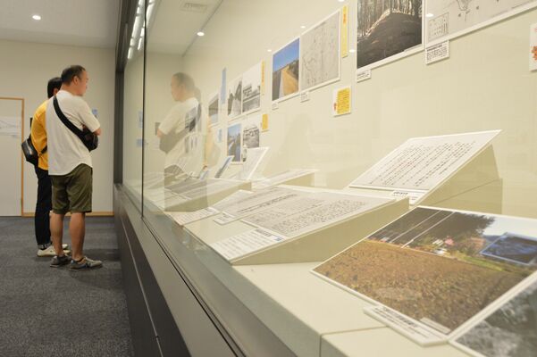 数多くの貴重な史料が展示されている企画展「幻の長倉線－語り継ぐ先人の想い－」