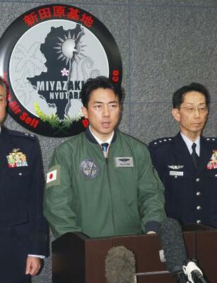 　宮崎県の航空自衛隊新田原基地で取材に応じる小泉防衛相＝１月
