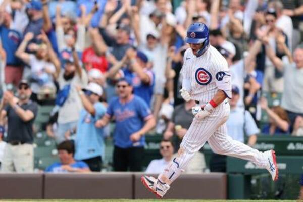 　フィリーズ戦の８回、３試合連続本塁打となる３号ソロを放ったカブス・鈴木＝シカゴ（ゲッティ＝共同）