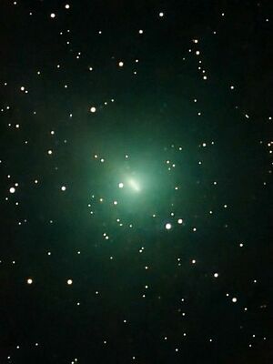 夜空に輝くスワン彗星＝23日午後８時３分、日光市小林（望遠鏡の追尾機能を使い140秒間露光、長原さん撮影）