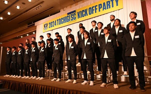 今季の飛躍を誓った栃木ＳＣの選手ら＝宇都宮市内