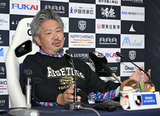 試合後、会見する栃木シティの大栗社長