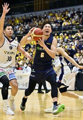 第３クオーター３分、ブレックスの比江島（中央）が鋭いドライブからファウルを誘う＝横浜市の横浜武道館