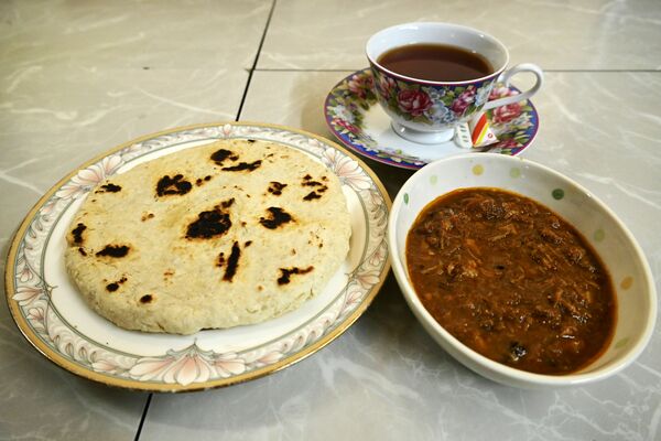 「ココナッツロッティ　カレーセット」と「セイロンティー」