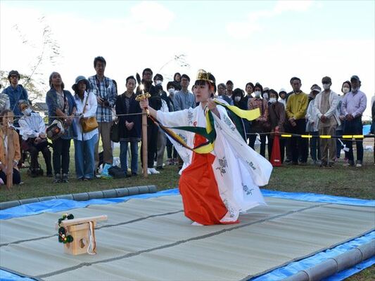 金枝白蛇大権現に奉納された巫女舞
