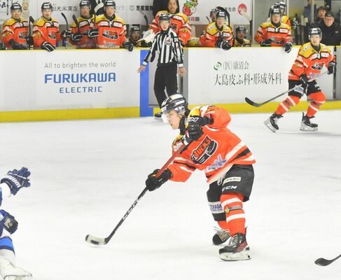 第２ピリオド９分２秒、バックスのＦＷ井口がミドルシュートでプロ初ゴールを挙げる＝日光霧降アイスアリーナ、鈴木久崇撮影