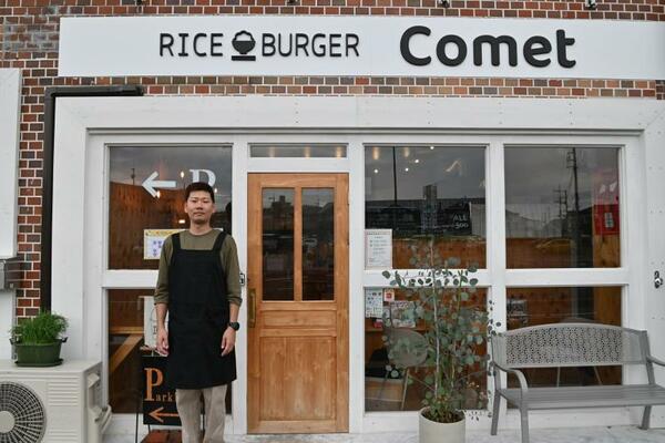 店の前に立つ武居さん